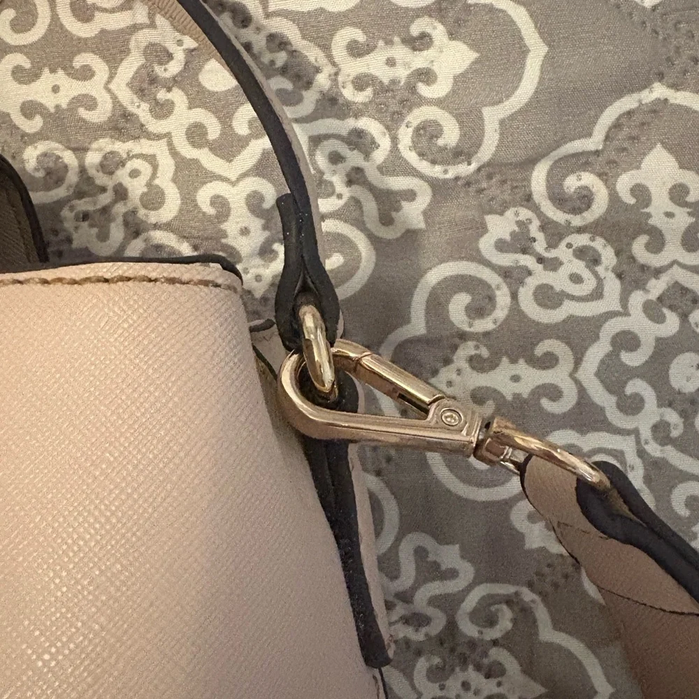 GUESS Beige Handbag with Gold Accent - Picture 7 of 9